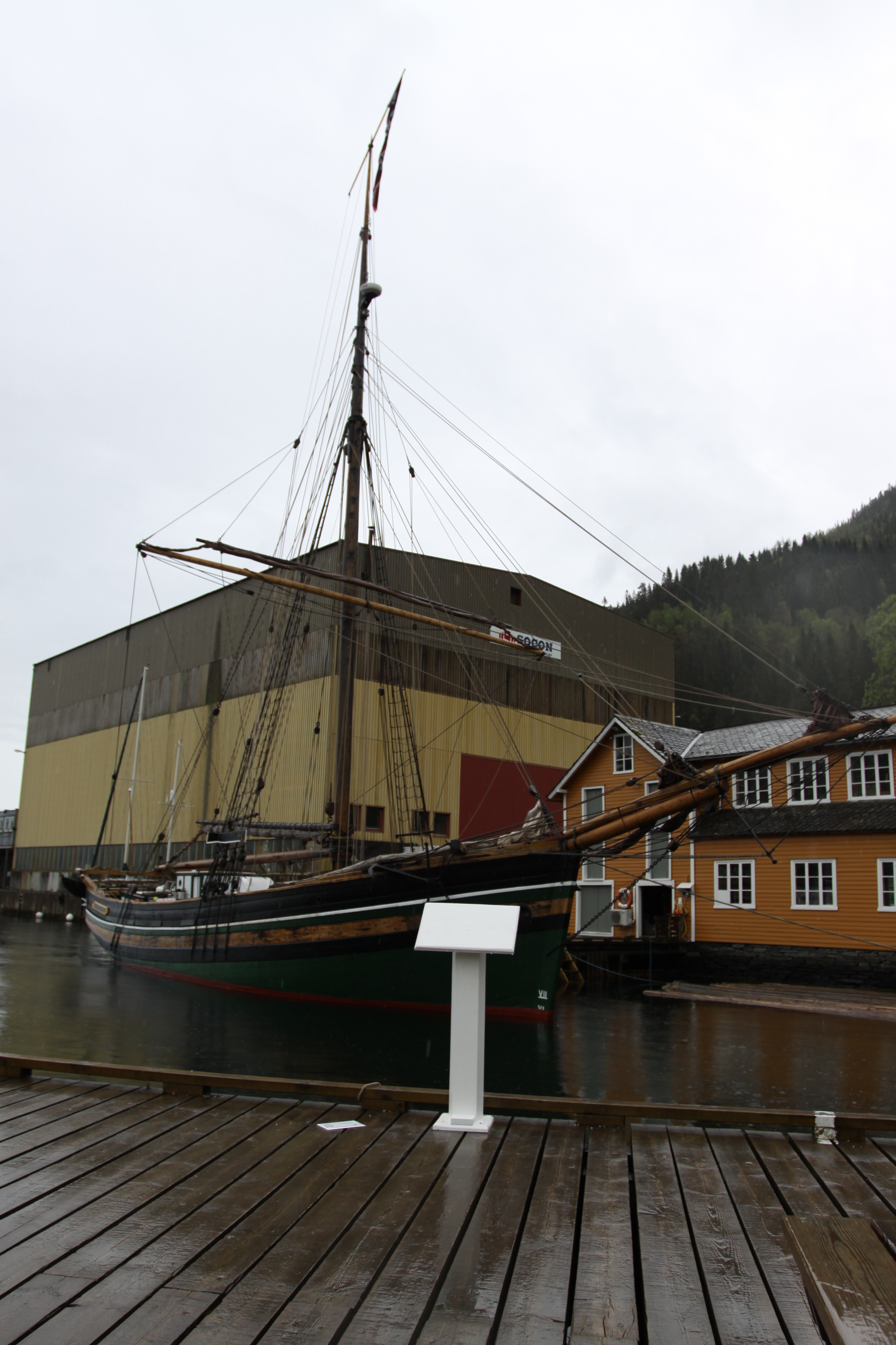 Beacon og infotavle foran S/J Mathilde